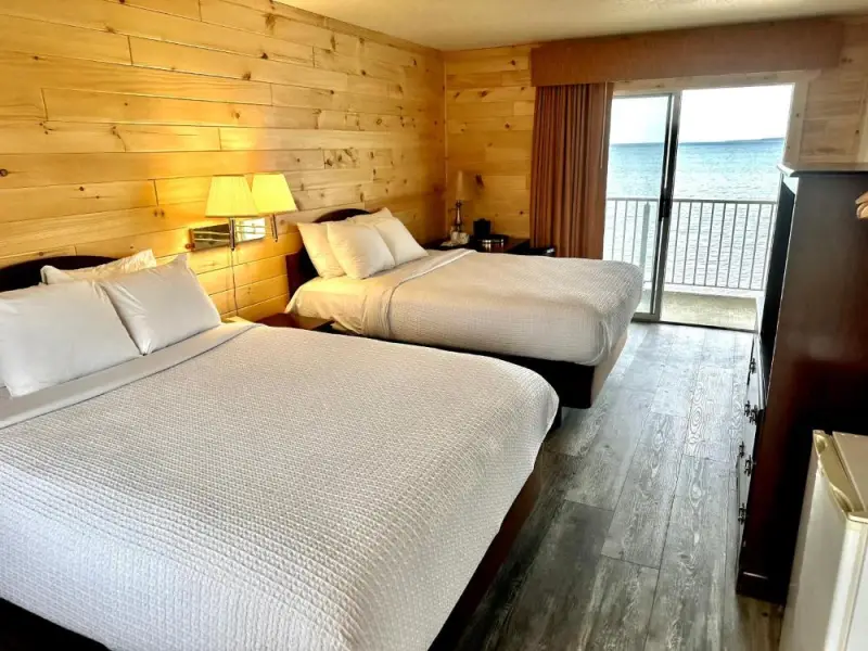 Two Queen Beds - Lake Front Bridgeview